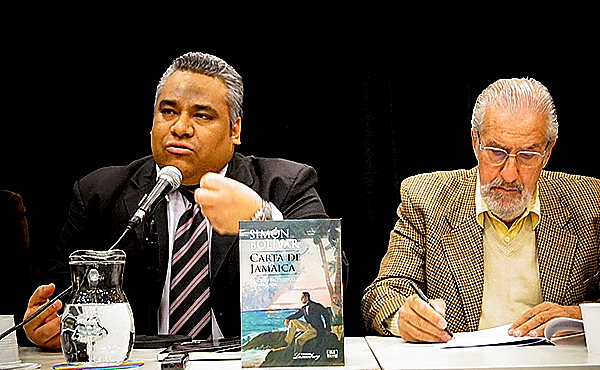 Valero presentando libro en el CCC